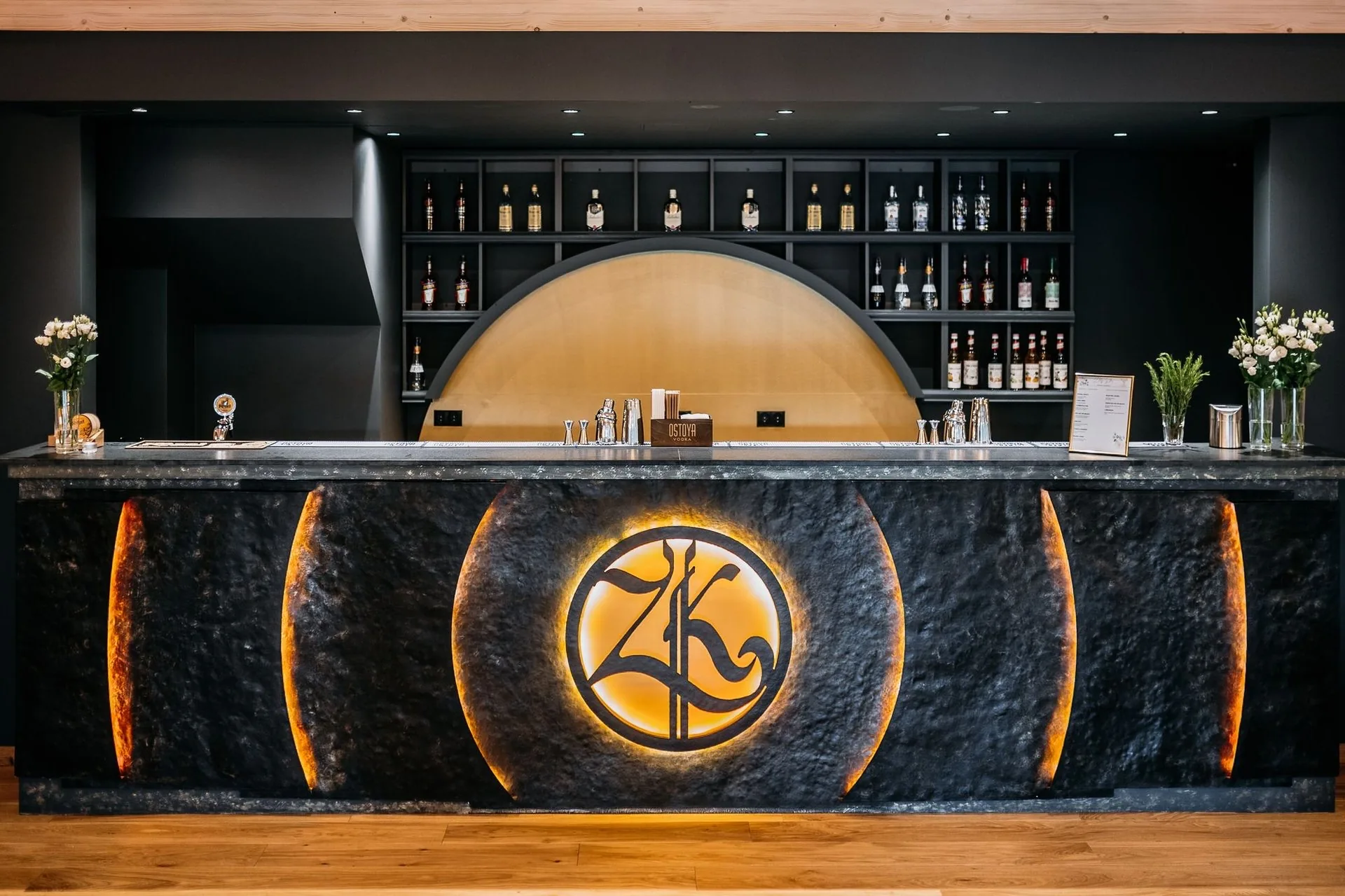 Wnętrze baru i recepcji w hotelu Złoty Kłos