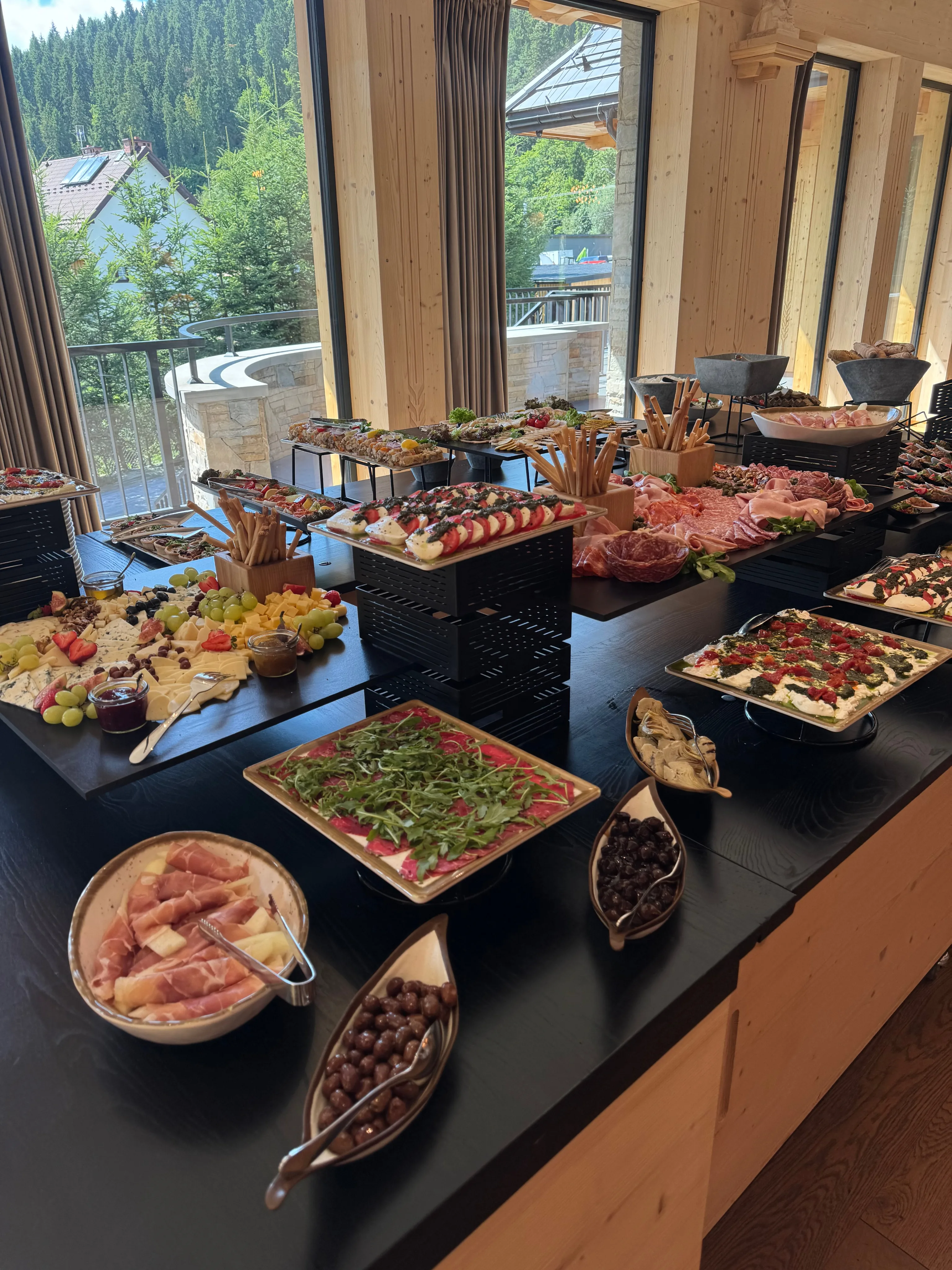 Bufet przygotowany na wydarzenie biznesowe